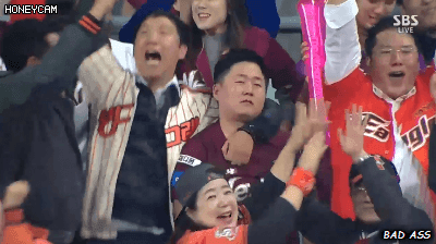 친구 중에 혼자만 응원하는 팀이 다르면 생기는 일.gif | 인스티즈