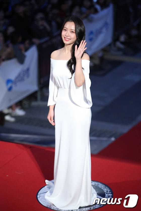 영화 마녀 속 마녀친구 배우 고민시 대종상 레드카펫 짤.jpgif | 인스티즈