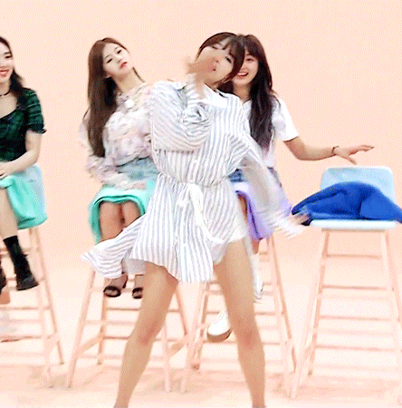 멤버들의 섹시댄스를 바라보는 사나 | 인스티즈