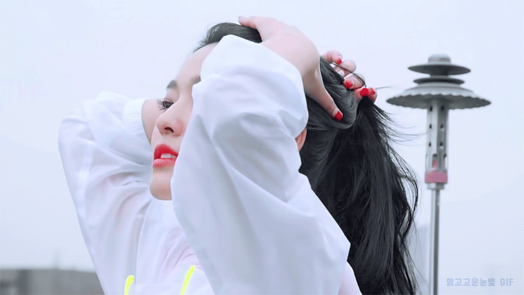 머리묶는 설현이 ㄷㄷ.gif | 인스티즈