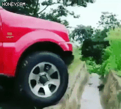 도랑을 건너가는 차 | 인스티즈