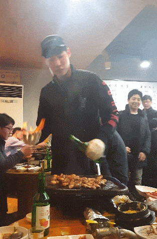 고깃집 알바 기술 레전드 경신.gif | 인스티즈