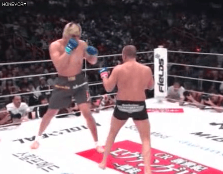 최홍만을 넘기려다 역으로 깔리는 효도르 ㄷㄷ.gif | 인스티즈