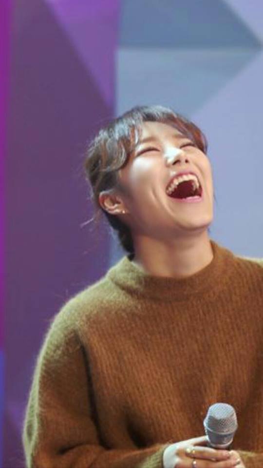 웃을때 누가 뒤에서 잡아땡기는 마마무 휘인.jpg | 인스티즈