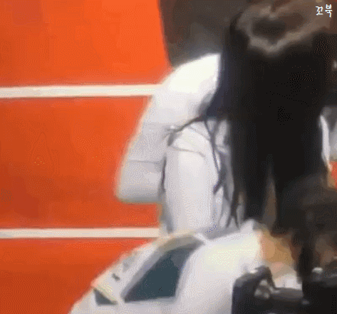 응원봉 갖고놀다 박살내서 혼나는 여자친구 예린이.gif | 인스티즈