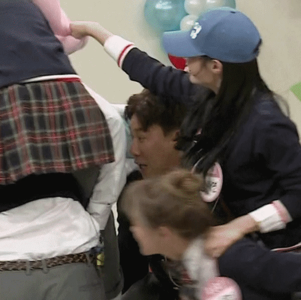 [아는형님] 협공하다가 같은편한테 당하고 어리둥절한 강미나.gif | 인스티즈