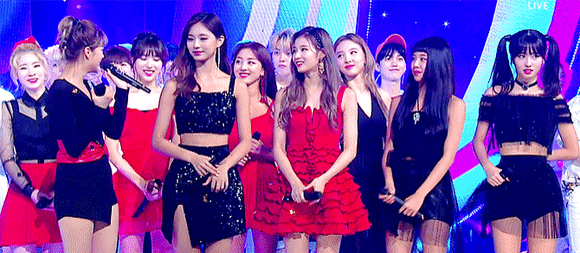 정연이의 얘기에 단체로 부끄러워하는 트와이스 멤버들.gif | 인스티즈