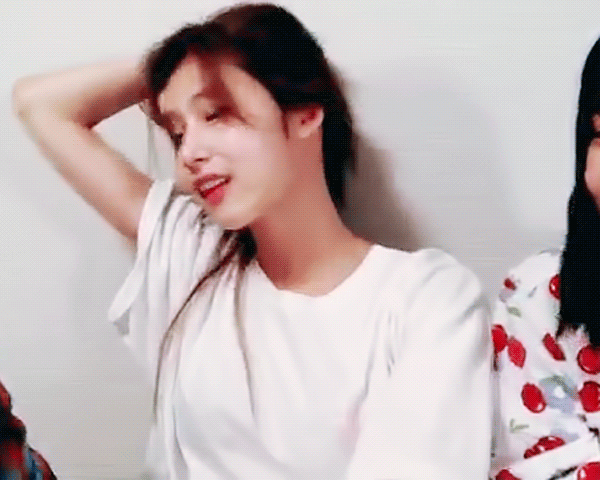 갑자기 목선보여주는 사나.gif | 인스티즈