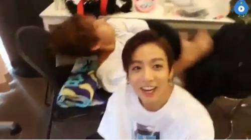 [방탄소년단] 뷔 얼굴에 감탄하는 사람들 | 인스티즈