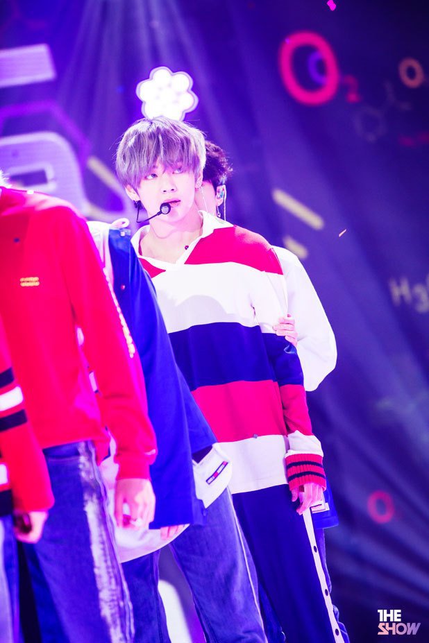 [방탄소년단] 뷔 얼굴에 감탄하는 사람들 | 인스티즈