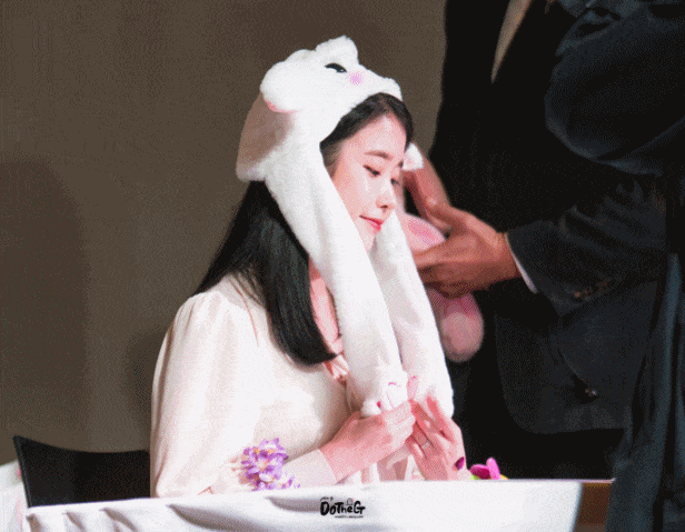 토끼 모자 쓰고 신난 아이유.gif | 인스티즈