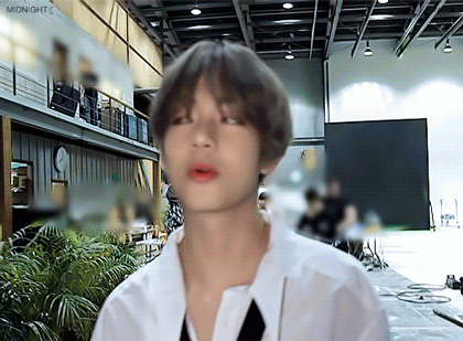 [방탄소년단] 뷔 얼굴에 감탄하는 사람들 | 인스티즈