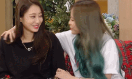 여기저기 막 뽀뽀하고 다니는 헤이즈.gif | 인스티즈