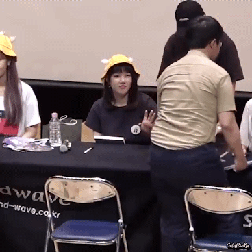 외면당하고 뻘쭘한 여자친구 예린이.gif | 인스티즈