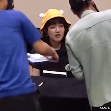 외면당하고 뻘쭘한 여자친구 예린이.gif | 인스티즈