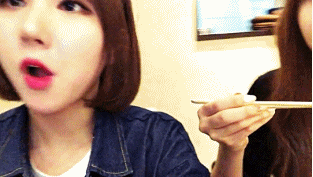 맛나게 먹는 여자친구 은하.gif | 인스티즈