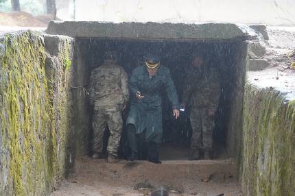 북한군 초소 점검하는 우리나라 군인.jpg | 인스티즈