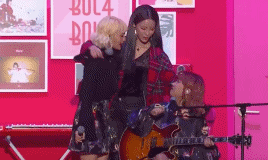 여기저기 막 뽀뽀하고 다니는 헤이즈.gif | 인스티즈