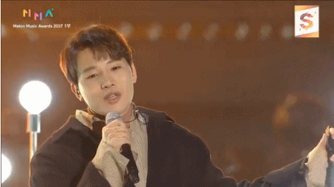 노래 따라부르다가 카메라 잡히니까 쑥스러워하는 나연.gif | 인스티즈