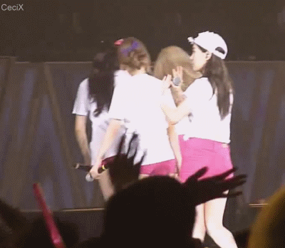 태연과 써니의 기묘한 반사신경.gif | 인스티즈