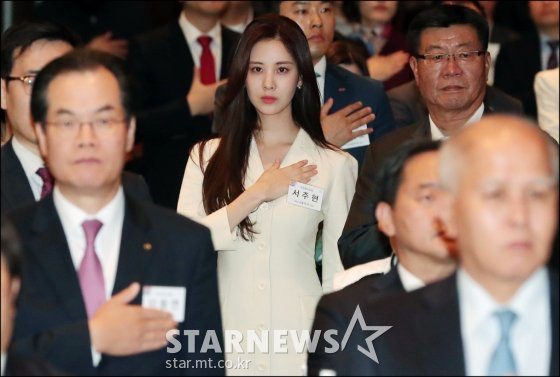 오늘자 국무총리 표창받는 서현.jpg | 인스티즈