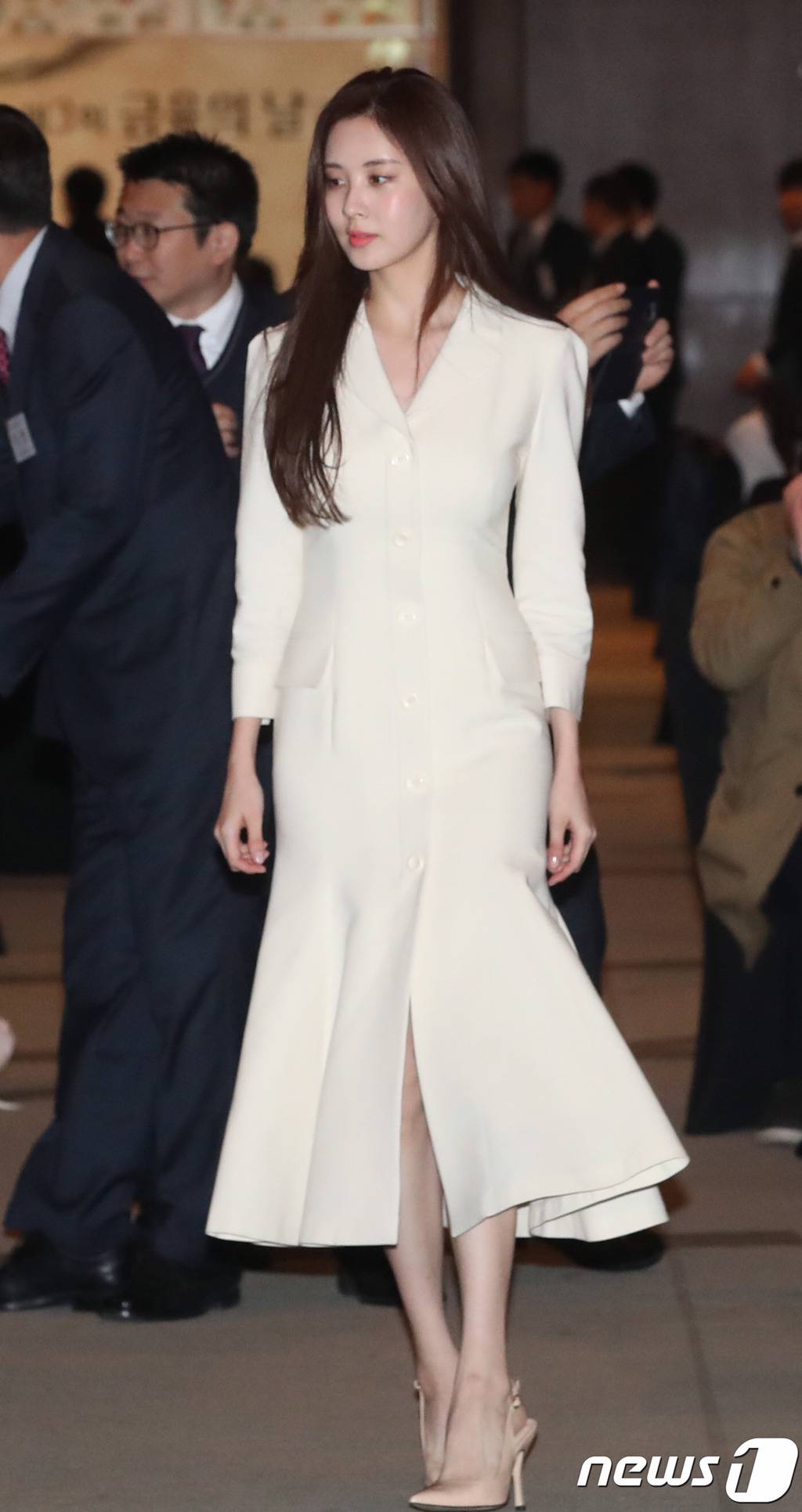 오늘자 국무총리 표창받는 서현.jpg | 인스티즈