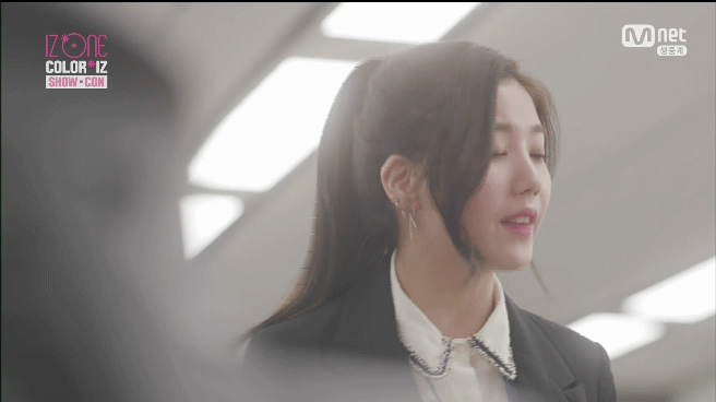 [아이즈원] 업무시간에 게임해서 권비서에게 혼나는 사쿠라.gif | 인스티즈