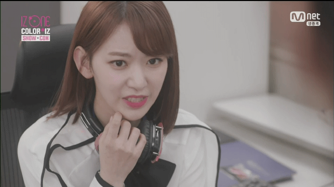 [아이즈원] 업무시간에 게임해서 권비서에게 혼나는 사쿠라.gif | 인스티즈