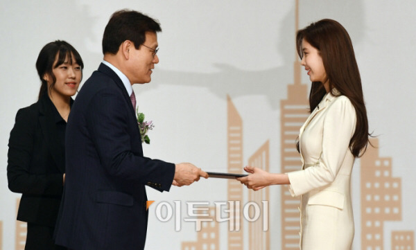 오늘자 국무총리 표창받는 서현.jpg | 인스티즈