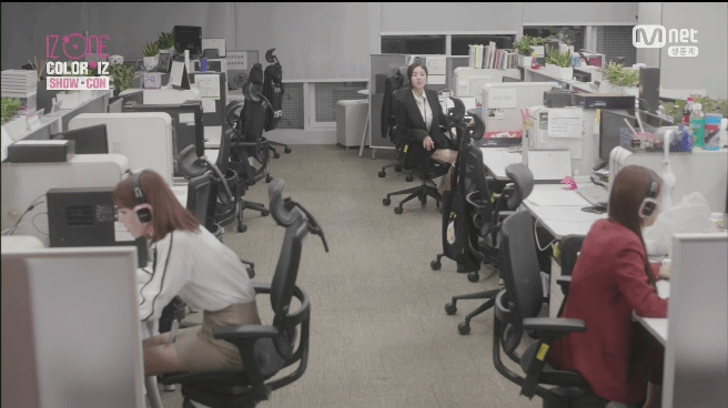 [아이즈원] 업무시간에 게임해서 권비서에게 혼나는 사쿠라.gif | 인스티즈