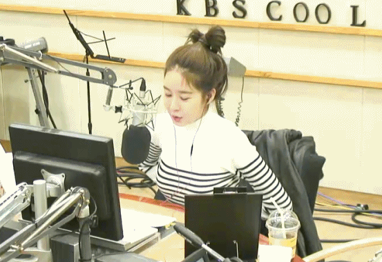 라디오 열심히 하는 유인나.gif | 인스티즈