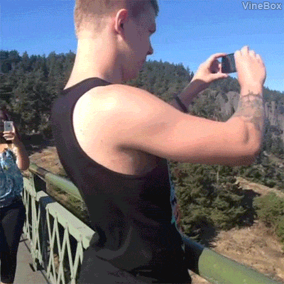 다리 위에서 장난치는 누나.gif | 인스티즈