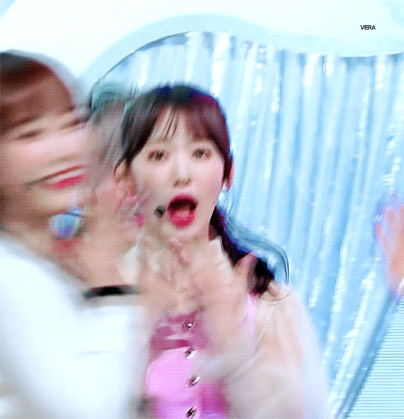 오늘자 팬들 사이에서 반응 좋은 엠카 사쿠라.gif | 인스티즈