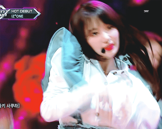 오늘자 팬들 사이에서 반응 좋은 엠카 사쿠라.gif | 인스티즈