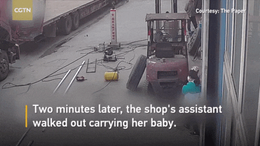 혐) 폭탄처럼 터진 타이어에 목숨을 잃을뻔한 엄마와 아기 | 인스티즈