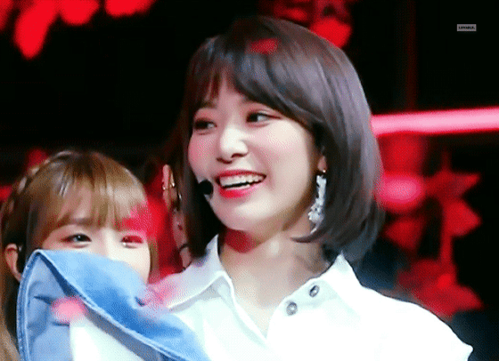 오늘자 팬들 사이에서 반응 좋은 엠카 사쿠라.gif | 인스티즈