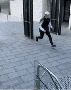 계단 빨리 내려가는 꿀팁.gif | 인스티즈