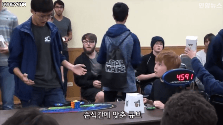큐브 빨리 맞추기 대회에서 세계신기록 세운 울나라 급식이 큐브실력.gif | 인스티즈