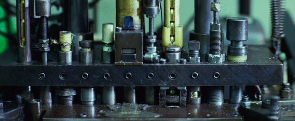 제품이 만들어지는 장면.gif | 인스티즈