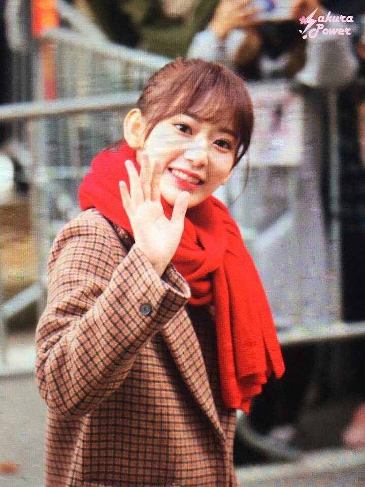 오늘자 뮤뱅 출근길 사쿠라 | 인스티즈