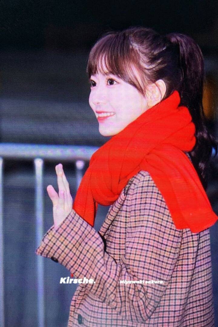 오늘자 뮤뱅 출근길 사쿠라 | 인스티즈