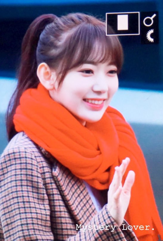 오늘자 뮤뱅 출근길 사쿠라 | 인스티즈