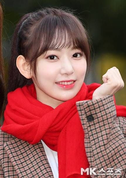 오늘자 뮤뱅 출근길 사쿠라 | 인스티즈