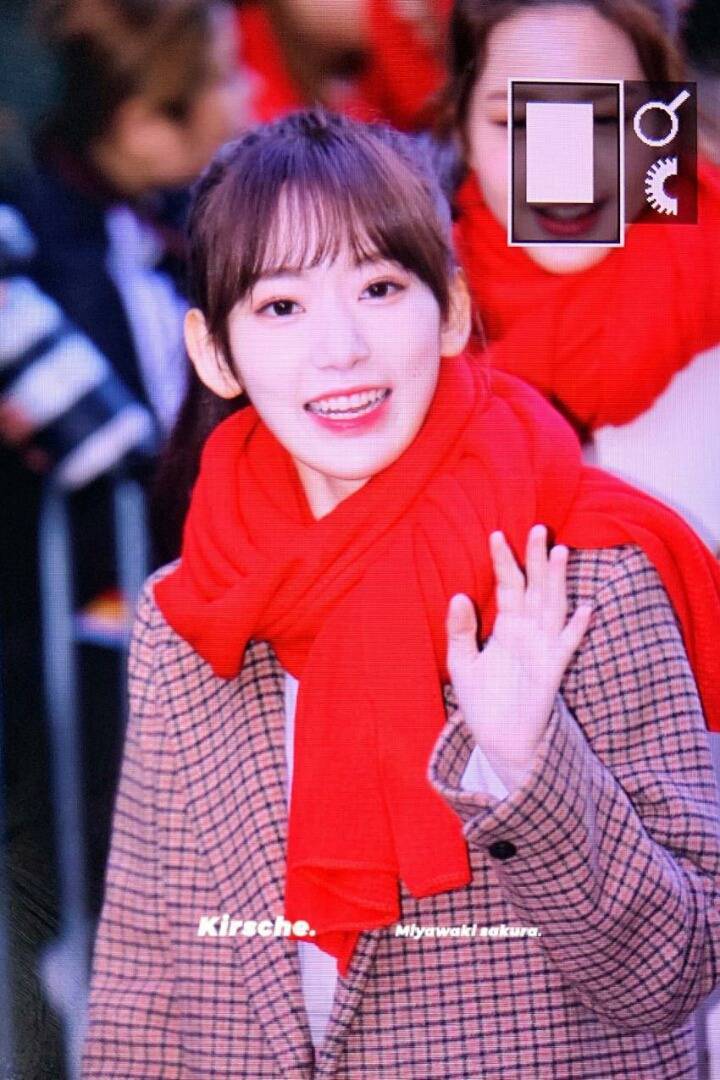 오늘자 뮤뱅 출근길 사쿠라 | 인스티즈