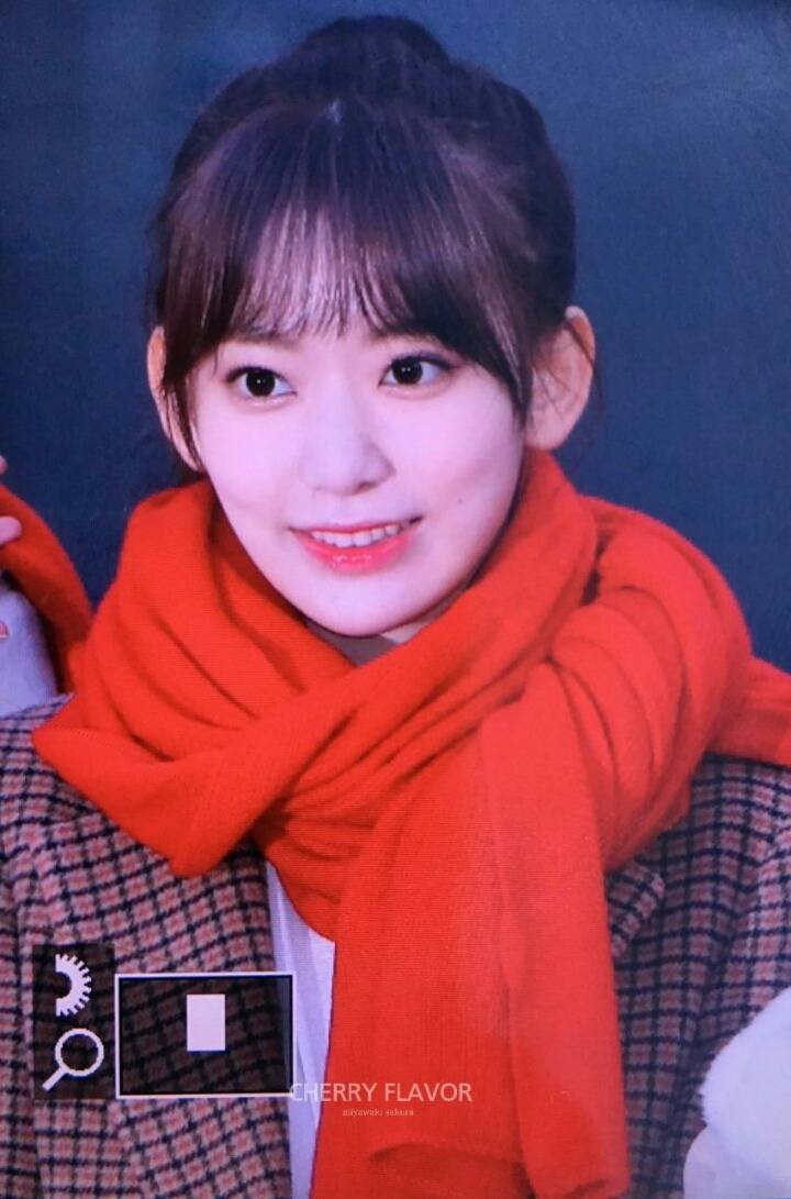 오늘자 뮤뱅 출근길 사쿠라 | 인스티즈