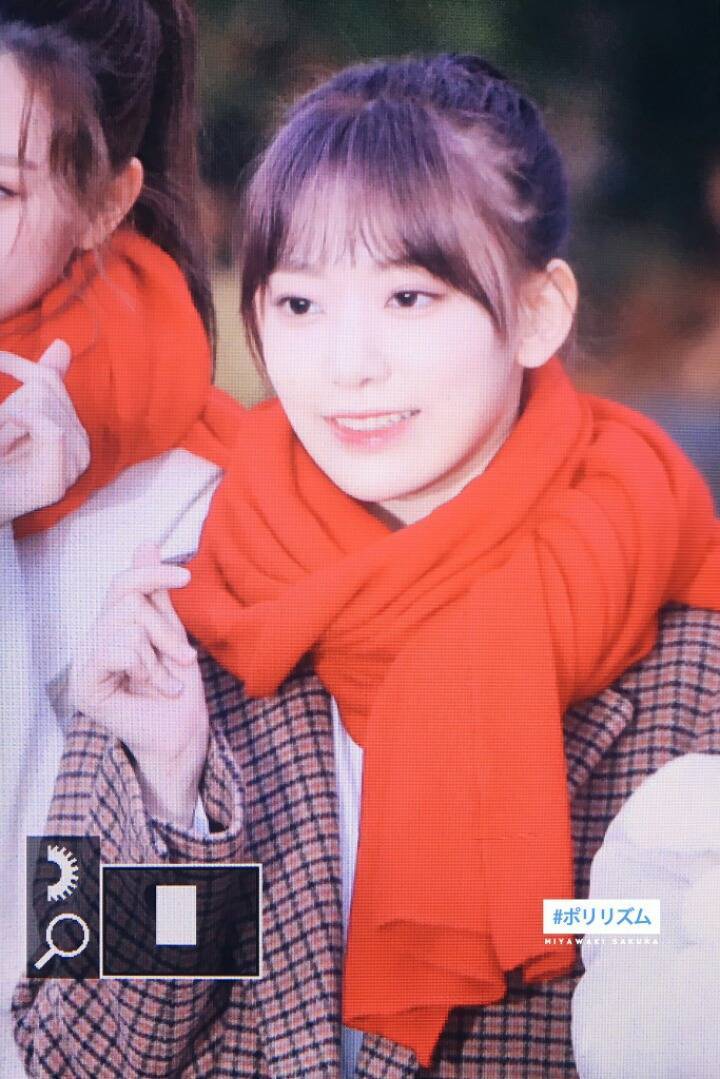 오늘자 뮤뱅 출근길 사쿠라 | 인스티즈