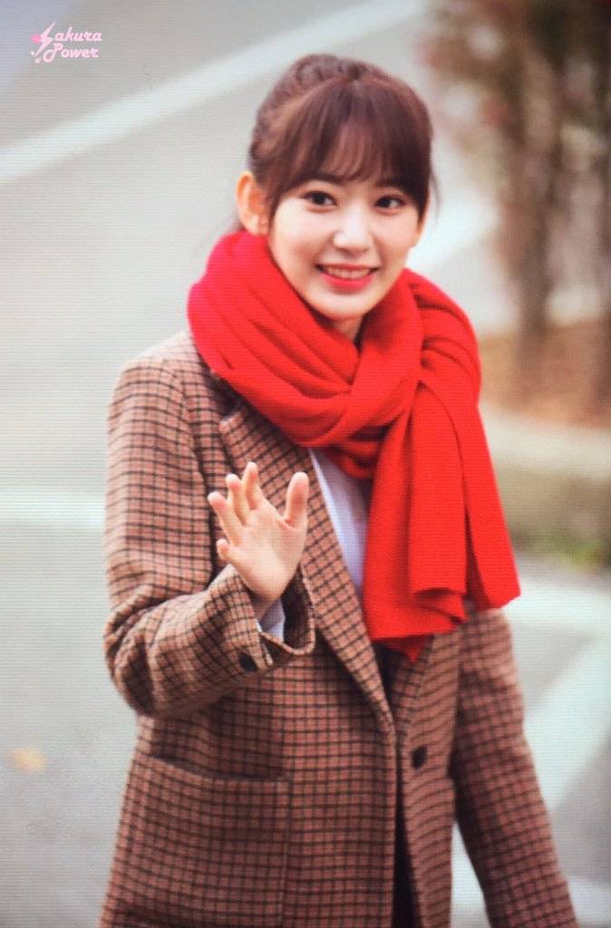 오늘자 뮤뱅 출근길 사쿠라 | 인스티즈