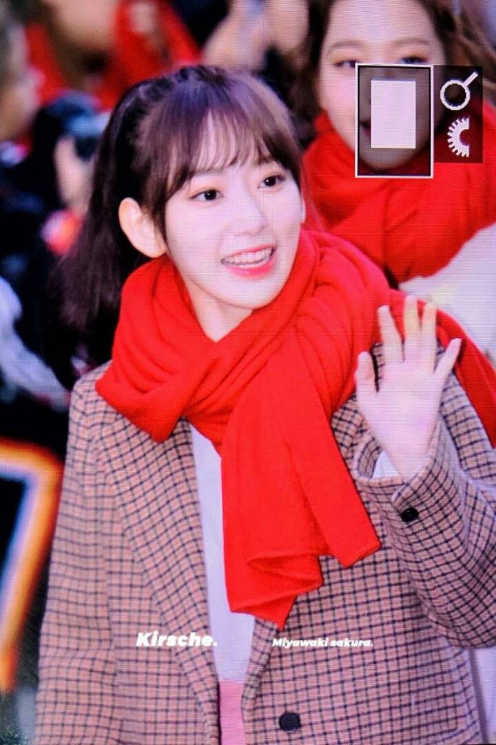 오늘자 뮤뱅 출근길 사쿠라 | 인스티즈