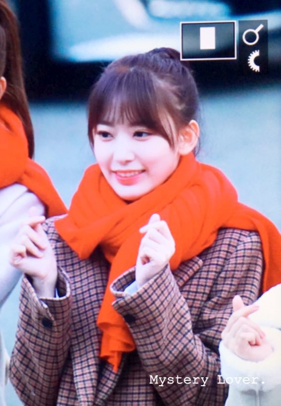 오늘자 뮤뱅 출근길 사쿠라 | 인스티즈