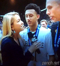 인터뷰하던 리포터에게 한눈에 반함.gif | 인스티즈